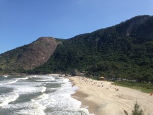 Prainha vista do alto, uma praia fora do óbvio no Rio