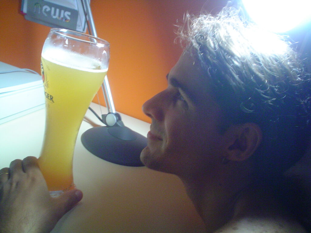 Leandro Bulkool, em 2005 contemplando um copo de Erdinger.