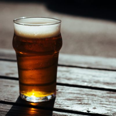 profissões cervejeiras: chopp em cima de mesa de madeira
