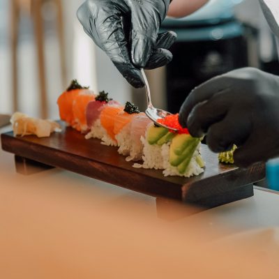 foto de um restaurante japonês, com um sushi super especial sendo preparado para comer em sp