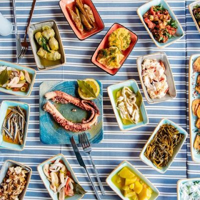 Imagem de vários pratos de comida de Atenas